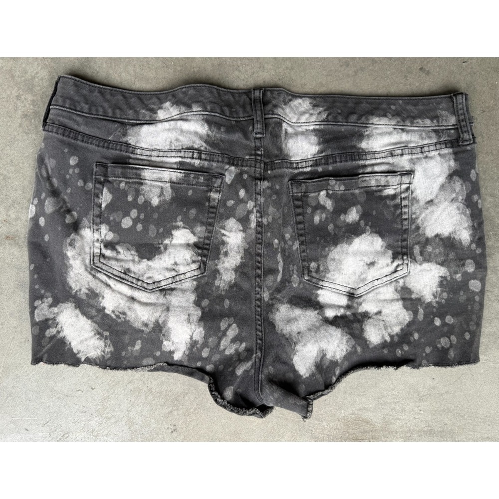 Womens Sz 18 TORRID Denim Acid Washed Paint Splatter Design Shorts - Picture 5 of 5